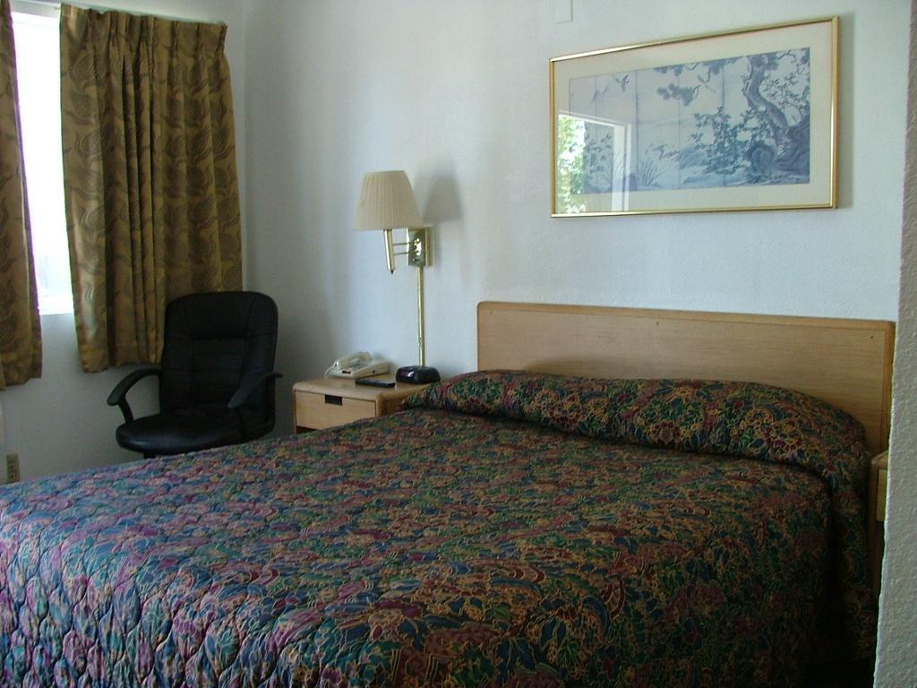 American Budget Inn And Suites-Modesto Bagian luar foto